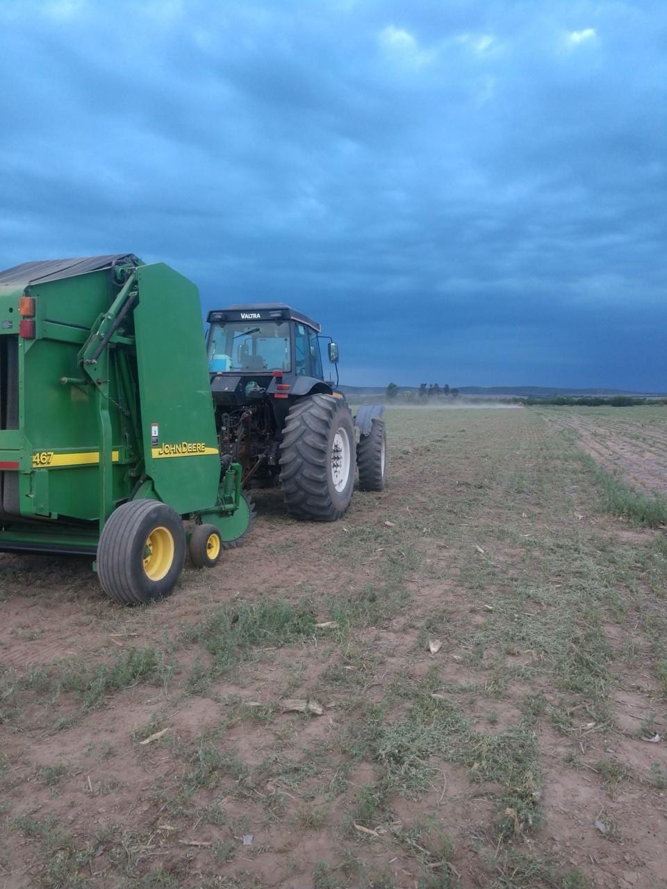 Enrolladora John Deere y tractor Valtra