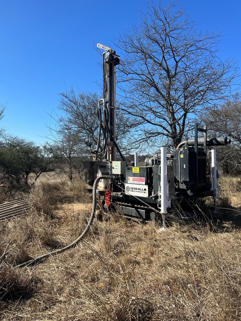 Equipo de perforación de pozos profundos en el campo