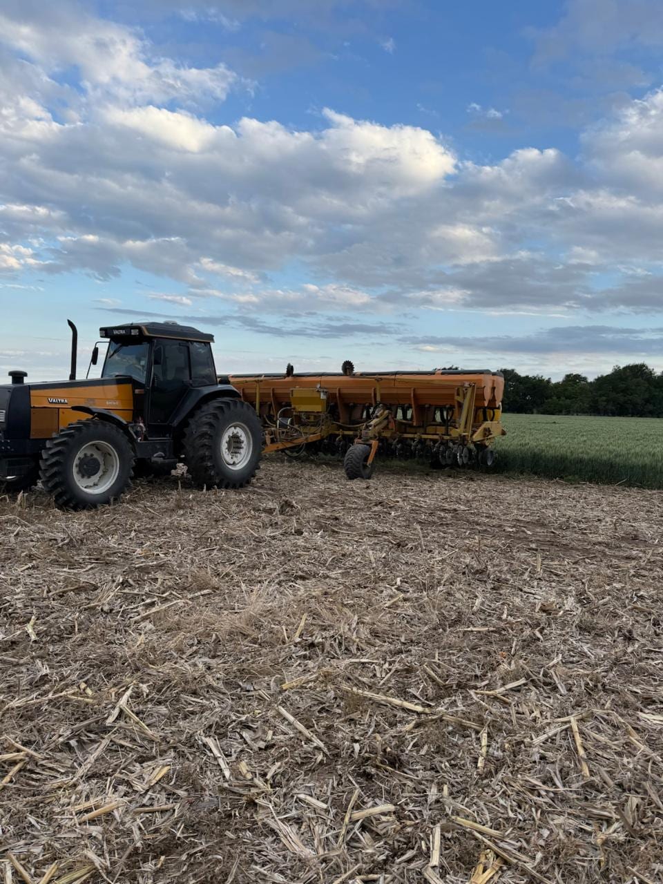 Tractor Valtra con sembradora directa